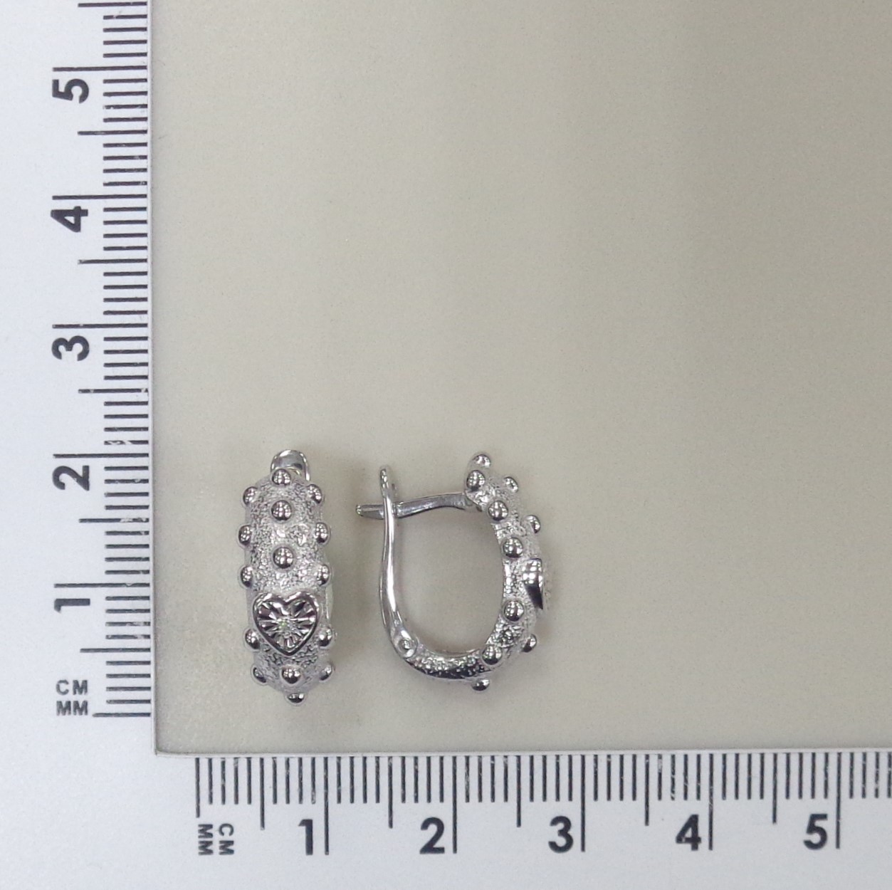 Серебряные серьги с бриллиантами "Сердца"